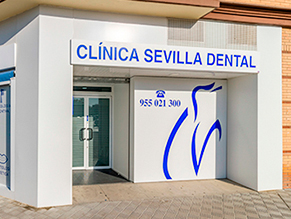 Entrada edificio Clínica Sevilla Dental